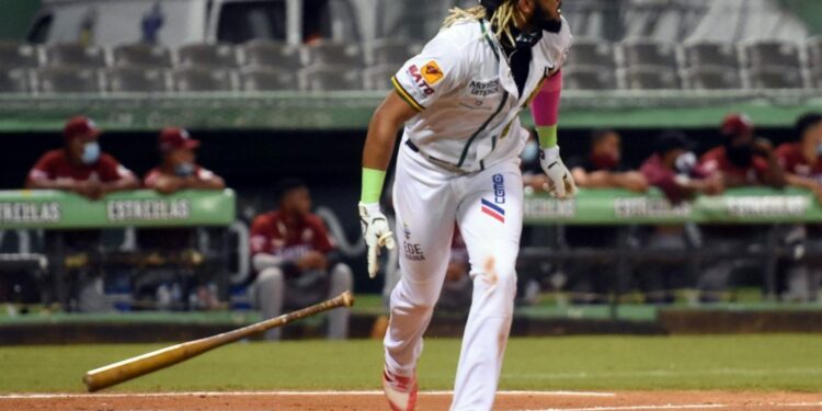Las Estrellas resisten y vencen a los Gigantes