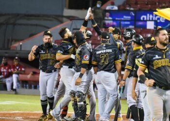 Las Águilas Cibaeñas frenan a los Gigantes y sobreviven
