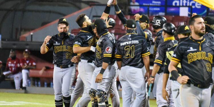 Las Águilas Cibaeñas frenan a los Gigantes y sobreviven