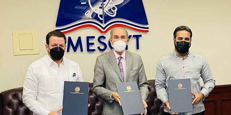 MESCYT firma acuerdo con universidades para formar a mil docentes en TIC