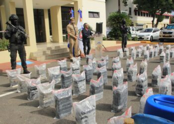 Interceptan dos lanchas con 450 paquetes presumiblemente de cocaína