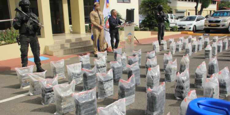 Interceptan dos lanchas con 450 paquetes presumiblemente de cocaína