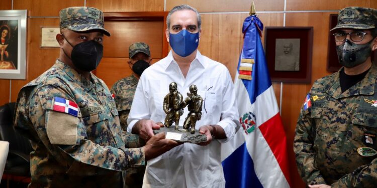 Presidente Abinader promete construir un Ejército fuerte