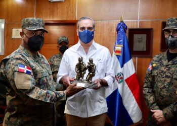 Presidente Abinader promete construir un Ejército fuerte