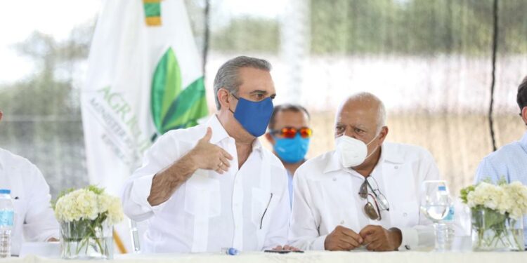 Gobierno comprará 4 millones de libras de pollo a productores de Moca