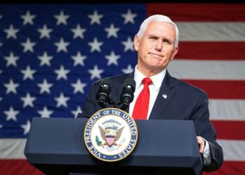 Mike Pence se distancia de la aventura de Donald Trump