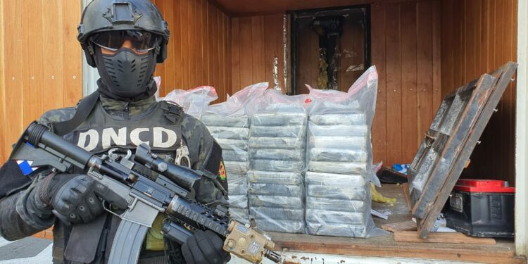 DNCD ocupa 55 paquetes de "cocaína" en peaje autopista Duarte