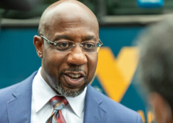 Candidato demócrata gana uno de los dos puestos en disputa para el Senado