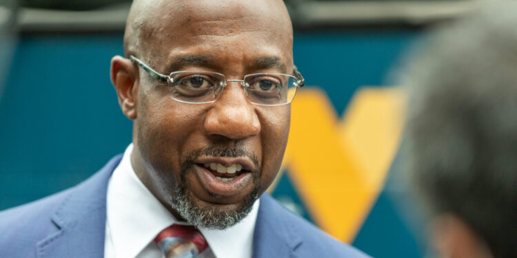 Candidato demócrata gana uno de los dos puestos en disputa para el Senado