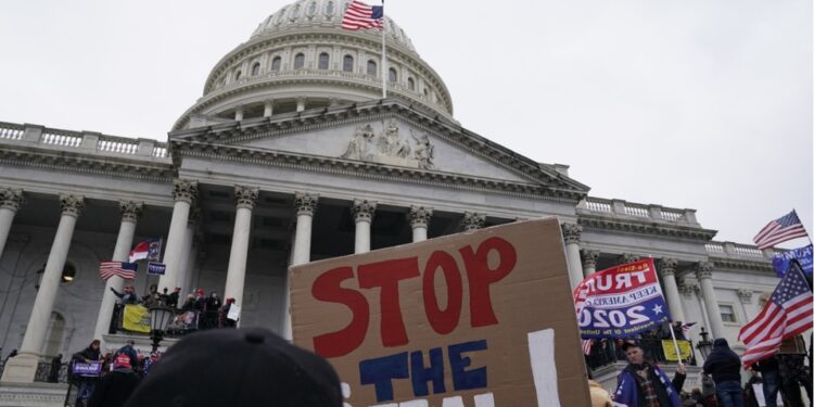 Seguidores de Trump siembran el caos en Washington
