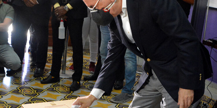 Danilo Medina vota en elecciones internas del PLD