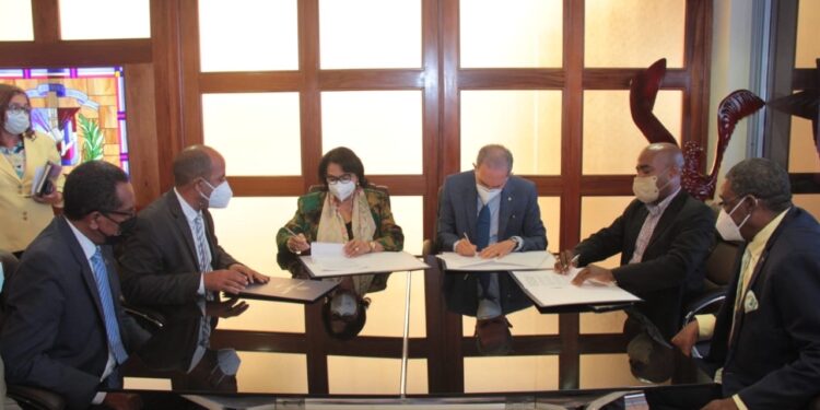 UASD, MESCyT y presidente de ASODEMU firman acuerdo