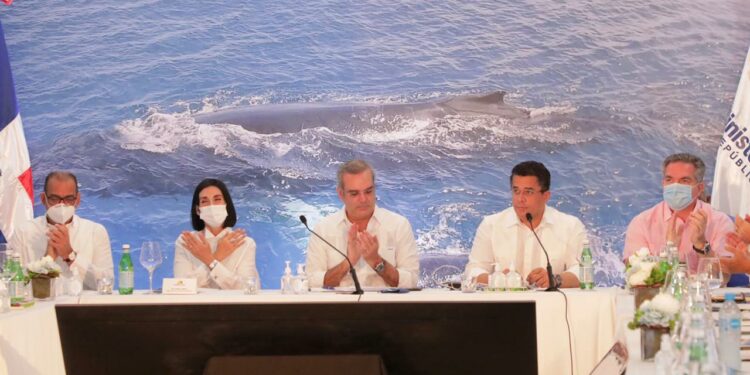 Empresarios presentan a Abinader plan de desarrollo turístico de Samaná