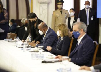 Durante firma pacto Almonte ratifica Gobierno enfrentará corrupción en sistema eléctrico