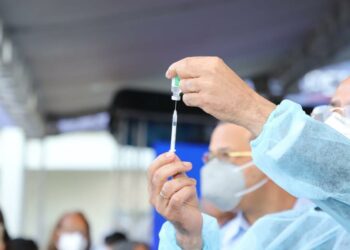 Abinader se vacunará luego que lo hagan médicos y el personal de salud