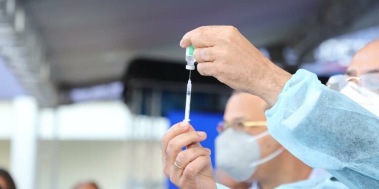 Abinader se vacunará luego que lo hagan médicos y el personal de salud