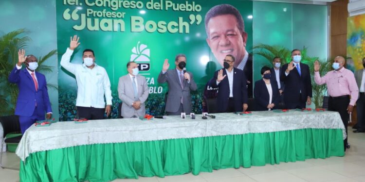 Leonel expresa confianza en vacuna contra el COVID-19; juramenta diputado en la FP