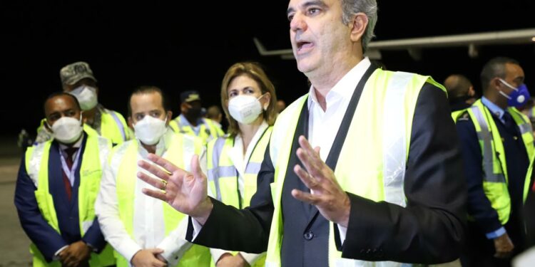Llega lote de vacunas anti COVID-19; Abinader las recibe