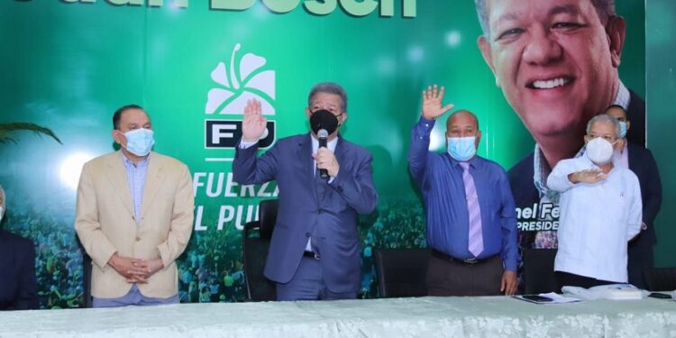 Leonel juramenta a expeledeístas y experredeístas de Bahoruco y SDO en la FP