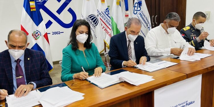 MESCYT acuerda con instituciones formar fiscales, agentes de la Policía y la DNCD