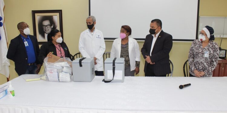 Llegan 300 vacunas para inmunizar el personal del Hospital Ney Arias Lora