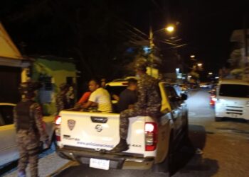 Policía interviene calle Sexta y otras zonas de Villa Faro