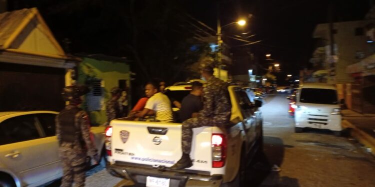 Policía interviene calle Sexta y otras zonas de Villa Faro