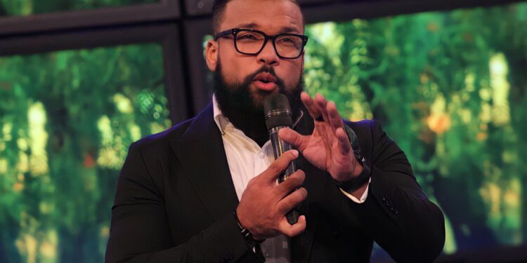 Debate entre el pastor Jhan Carlos Peña y el comunicador Michael Miguel Holguín