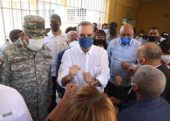 Presidente Abinader supervisa proceso de vacunación