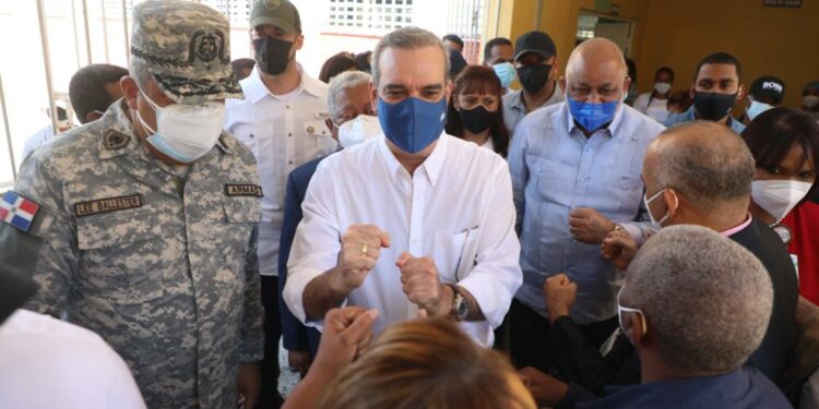 Presidente Abinader supervisa proceso de vacunación