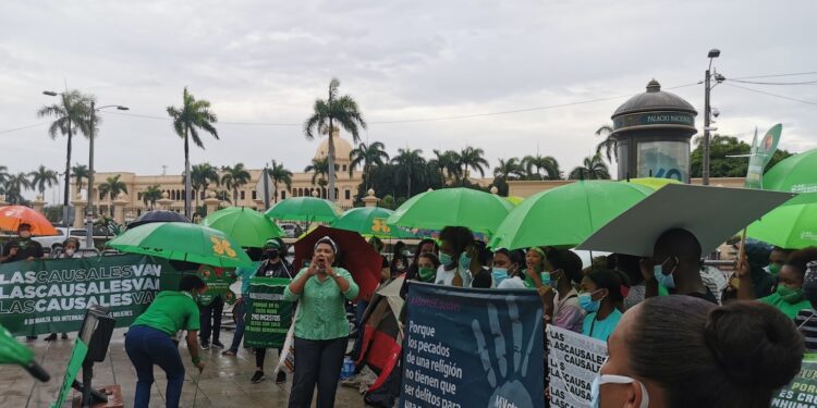 Instalan campamento por tres cáusales frente al Palacio Nacional