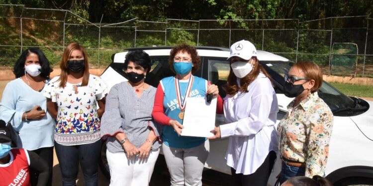 Ministerio entrega jeepeta a ganadora Medalla al Mérito a la Mujer Dominicana 2021