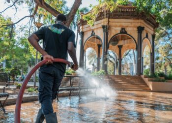 Alcaldía del DN higieniza Parque Enriquillo