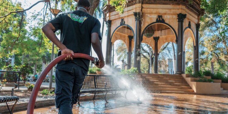 Alcaldía del DN higieniza Parque Enriquillo