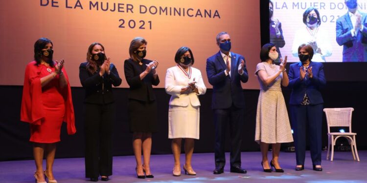 Abinader impone Medalla al Mérito de la Mujer a 14 destacadas damas