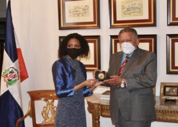 La Embajada Dominicana en España reconoce a la actriz Kenia Del Orbe