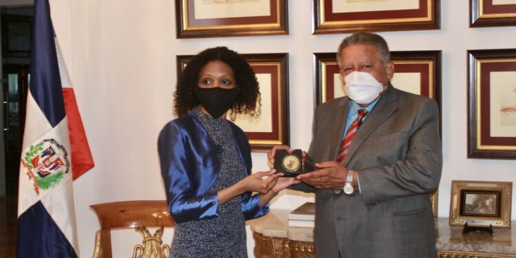 La Embajada Dominicana en España reconoce a la actriz Kenia Del Orbe