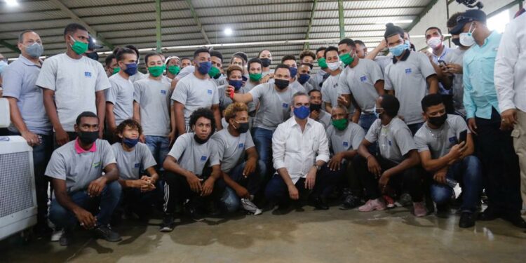 Presidente Abinader inaugura empresas en Zona Franca de Navarrete