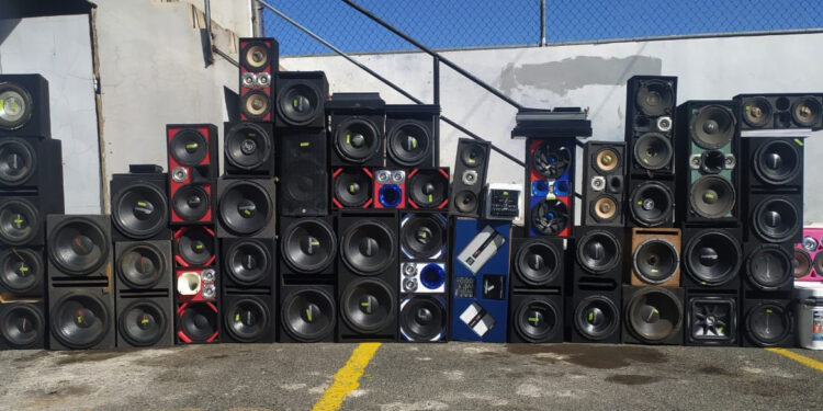 Policía ocupa bocinas y otros equipos por contaminación sónica en SDE