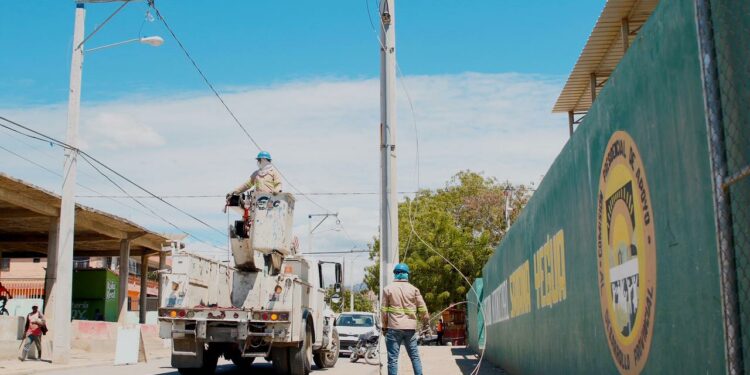Edesur ilumina calles y otros sectores de Azua