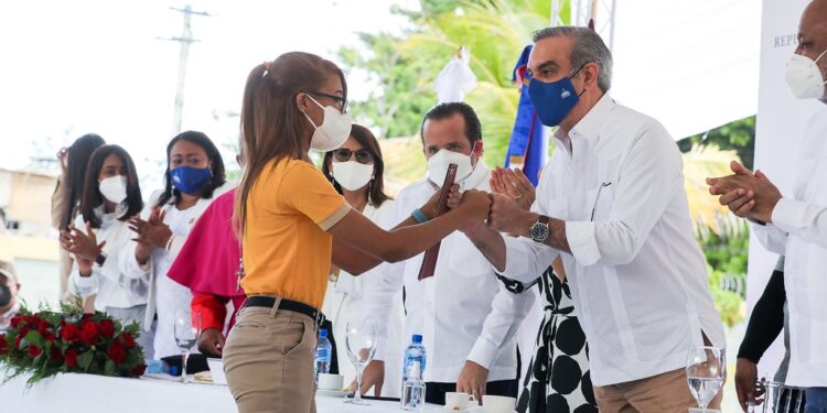 Presidente Abinader inaugura la primera escuela de su gestión