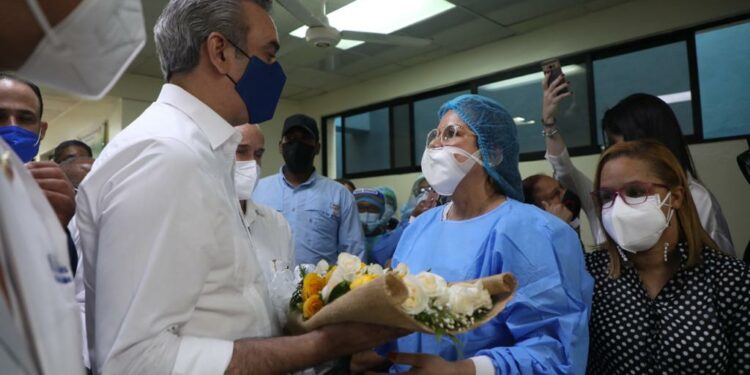 Presidente Abinader reconoce labor de médicos, enfermeras y bionalistas
