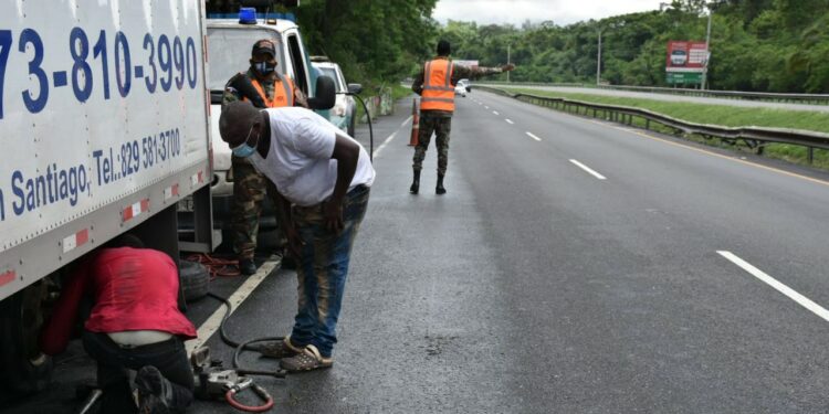 584 vehículos presentaron desperfectos diarios en vías del país