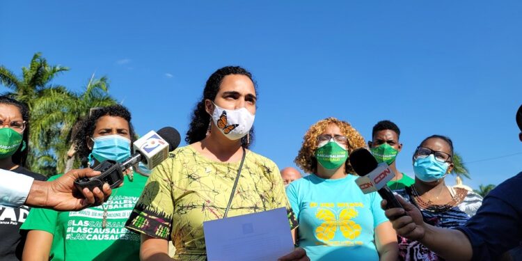 Mujeres frente al Palacio demandan al PRM y PLD dejar de jugar con sus derechos