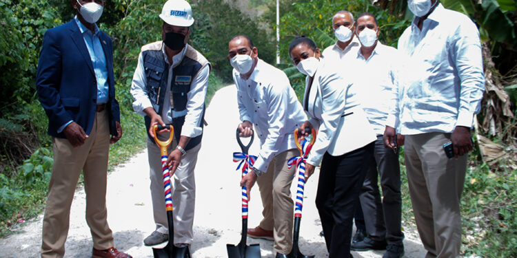 Obras Públicas construye caminos vecinales en provincia Barahona
