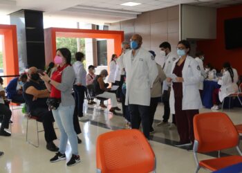 Ciudadanos acuden vacunarse contra covid-19