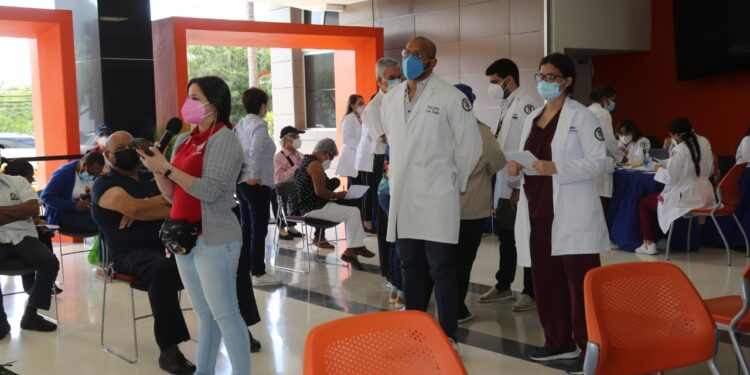 Ciudadanos acuden vacunarse contra covid-19