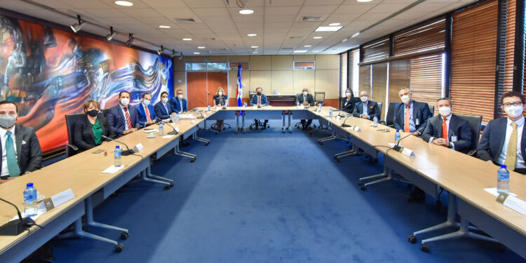 Ejecutivos del BCRD, Mercado de valores y AIRD pasa revista situación economía