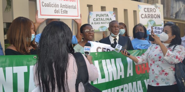 Demandan en tribunal el cierre de Punta Catalina por contaminante