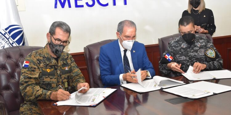MESCYT suscribe acuerdos con el Ministerio de Defensa y la Policía Nacional